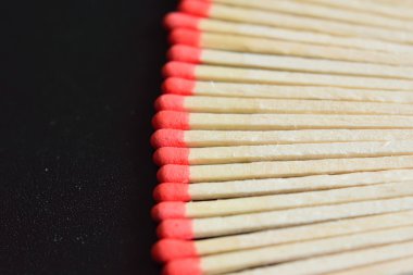 Siyah arkaplanda kırmızı kibritleri kapat