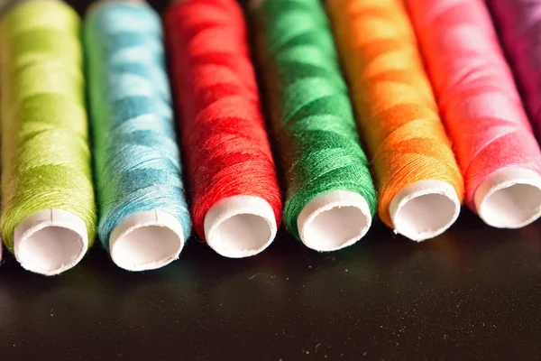 Siyah arkaplanda renkli iplikler