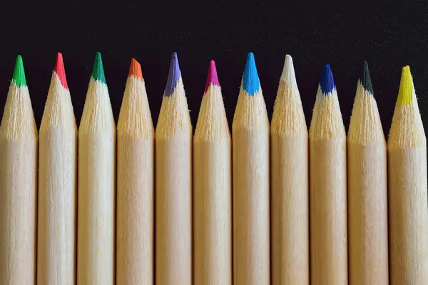 Koyu Arkaplanda Renkli Kalemler Görünümü Kapat — Stok fotoğraf