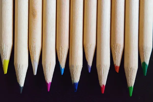Koyu Arkaplanda Renkli Kalemler Görünümü Kapat — Stok fotoğraf