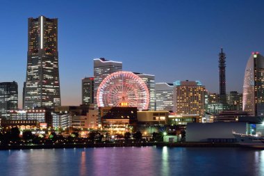 Şehrin gece manzarası