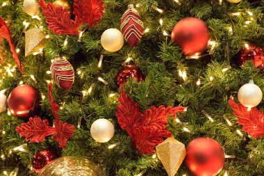 Ağaçta Noel süsleri var.