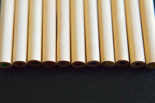 Siyah arkaplanda renkli kalemler