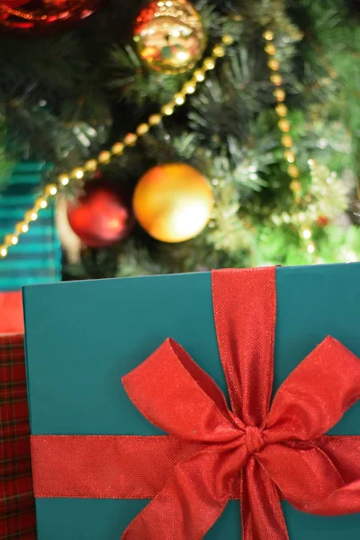 Arka plan Christmas hediye kutusu ile Noel ağacı süsle