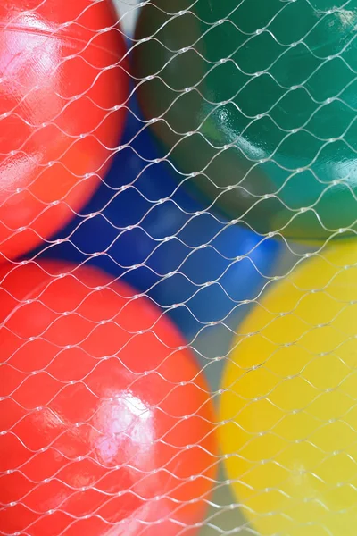 Textura macro de bolas de plástico de colores & hilos de nylon — Foto de Stock