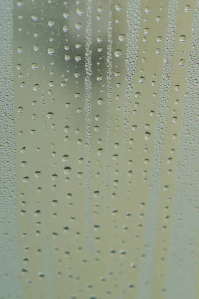 Pencereye su damlaları