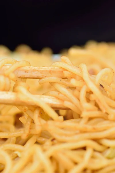 Noodles Yakisoba fritos de comida de rua japonesa com pauzinhos de madeira — Fotografia de Stock