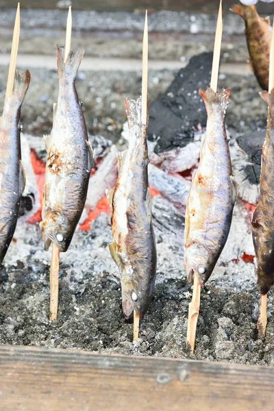 Ulicy japońskie jedzenie ryb z grilla Ayu — Zdjęcie stockowe