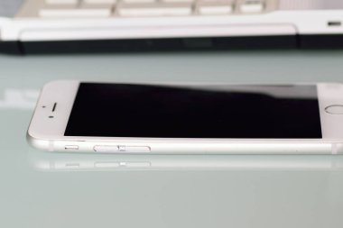 En son iphone üzerinde bulanık dizüstü Pc klavye ile yatay çerçeve Danışma