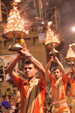 Ganj Nehri ghats Varanasi, Hindistan'da Hindu namazı