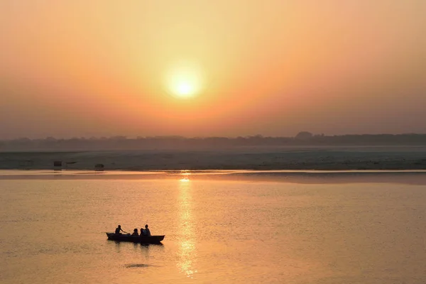 Sylwetka turystów na drewnianych łodzi o Gangesie w ramce poziomej — Zdjęcie stockowe