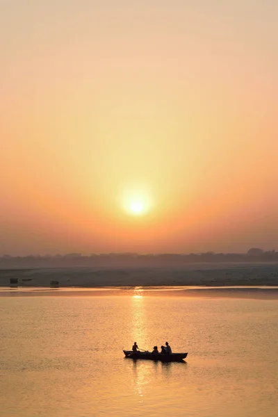 Silhouet van toeristen op houten boten op de Ganges rivier in verticale frame Rechtenvrije Stockfoto's