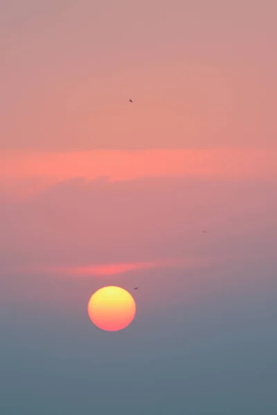 Natura tło kolorowy zachód Słońca Słońce w ramy pionowej — Zdjęcie stockowe