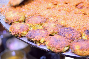 Kızarmış köfte tava üzerinde