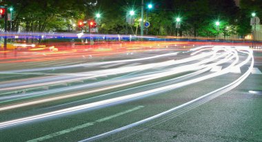 Parlak neon çizgileri olan soyut arkaplan