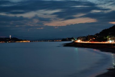 Deniz manzaralı güzel bir gece şehri.