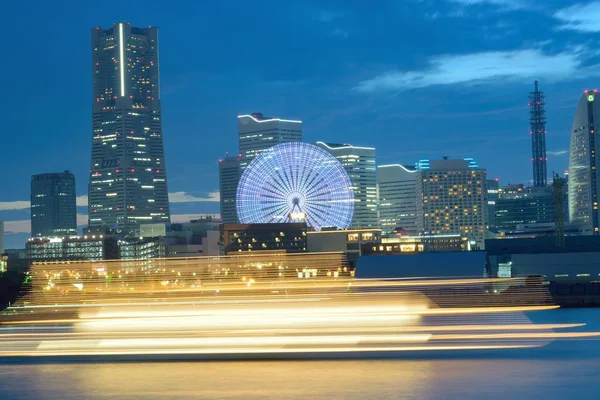 Paesaggio urbano di Yokohama, Giappone con luci in movimento traghetto — Foto Stock