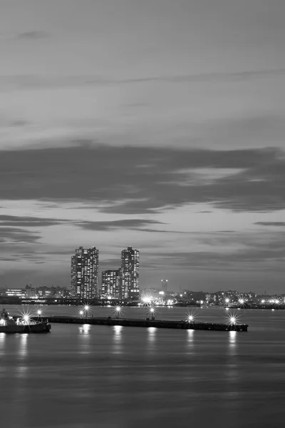 Paysage urbain autour des eaux de la baie en monochrome — Photo