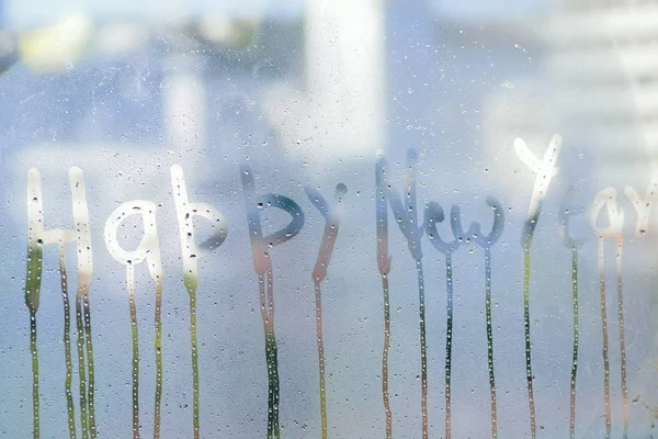 Tekstura Kropelek Wody Szkło Jasne Okno Tekstem Szczęśliwego Nowego Roku — Zdjęcie stockowe