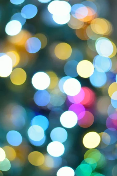 Arka plan doku mavi renkli Noel dekorasyon ışıklar bulanık