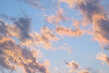 Bulutlu güzel mavi gökyüzü