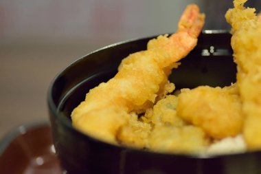 Soslu kızarmış karides.