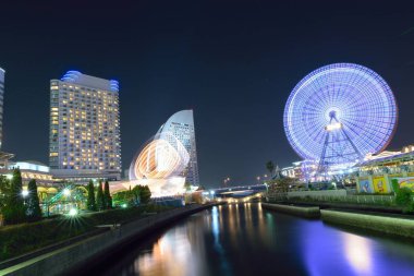 Gece şehrinde dönme dolap