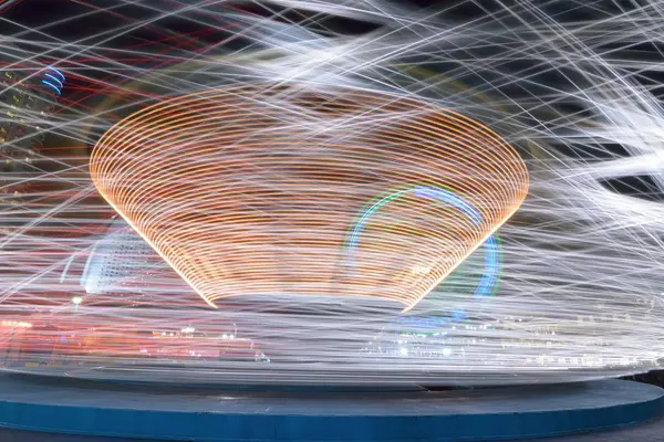 Parlak neon çizgileri olan soyut arkaplan