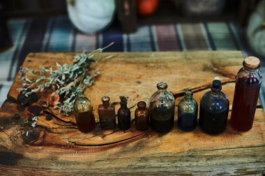 Kuru otlar, şişe, öğleden sonra stüdyoda bir üstten görünüm ile ahşap masa.