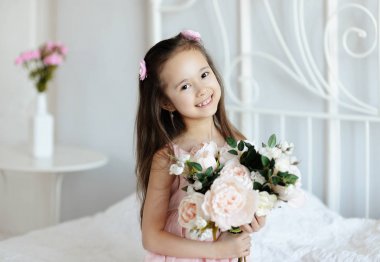 sevimli kız yatakta oyuncak ayı ile sabah oynarken