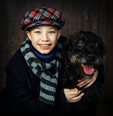 siyah arka plan üzerine poz bir köpek vintage kostüm çocukla