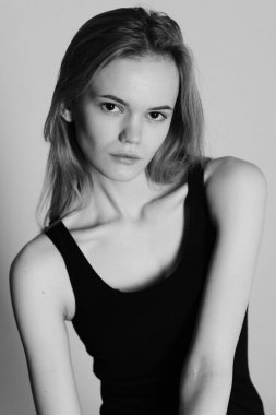 bir t-shirt çıplak kız