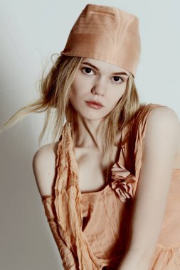 bir t-shirt çıplak kız