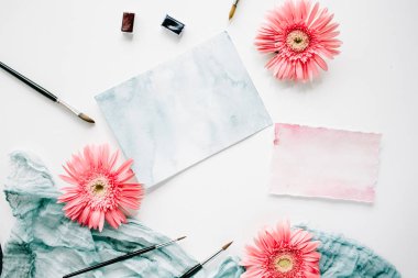 mürekkep gerbera tomurcukları ve suluboya kağıdı