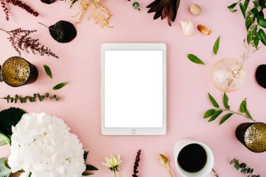 Tablet, vintage tepsi, ortanca, kabuklar, kahve, altın kaşık, dalları