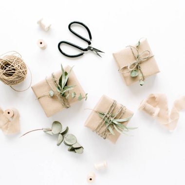 zanaat kutuları ve yeşil dallar