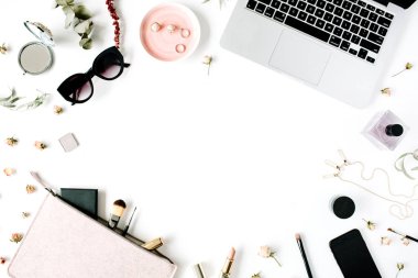 dizüstü bilgisayar ile kadınsı Resepsiyon çalışma alanı