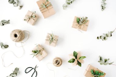 zanaat kutuları ve yeşil dallar