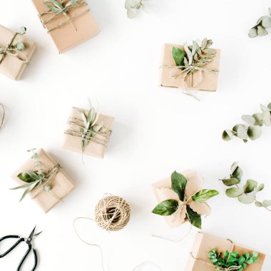 zanaat kutuları ve yeşil dallar