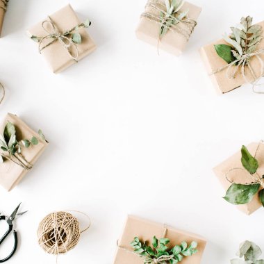 zanaat kutuları ve yeşil dallar