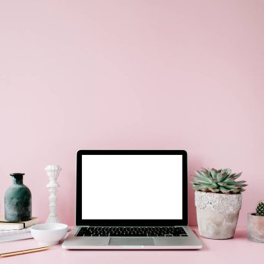 Proteus çiçek ile tabloda boş ekran ile dizüstü bilgisayar