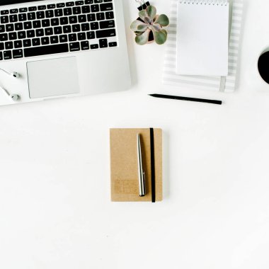 Laptopon beyaz tablo ile çalışma alanı