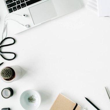 Laptopon beyaz tablo ile çalışma alanı