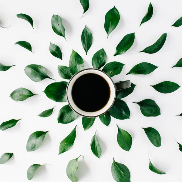 Чашка кави з листям — стокове фото