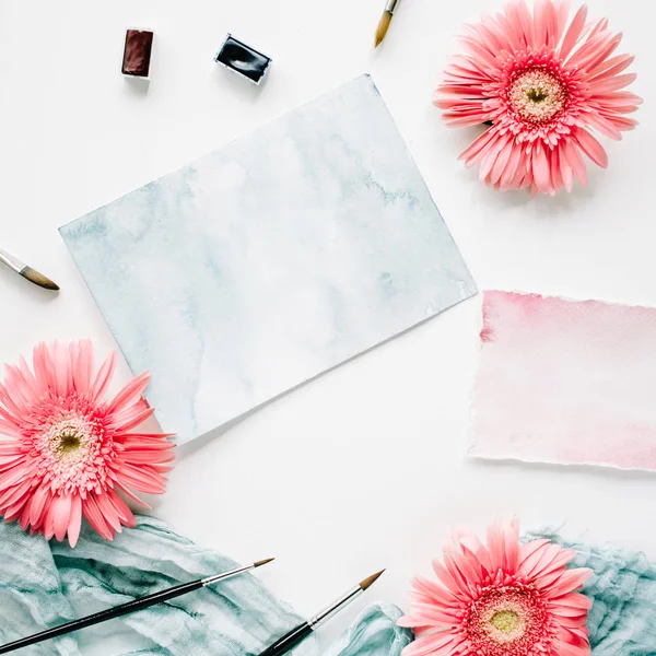 Botões de gerbera rosa e papel aquarela — Fotografia de Stock