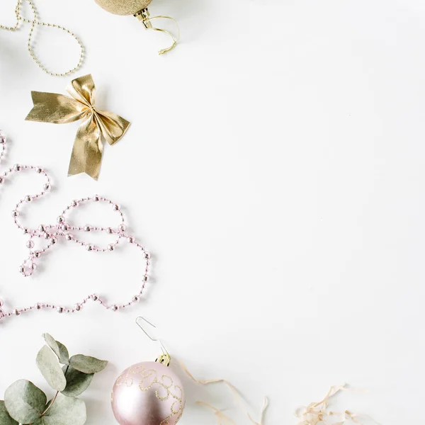 Decoraciones de Navidad blanco con bolas de vidrio de Navidad — Foto de Stock