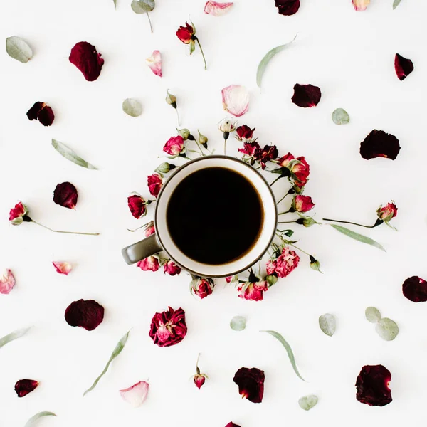 Fekete kávé bögre és virágok — Stock Fotó