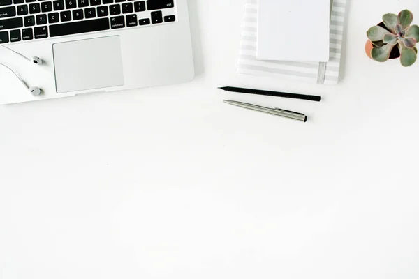 Obszar roboczy z tabeli laptopon biały — Zdjęcie stockowe