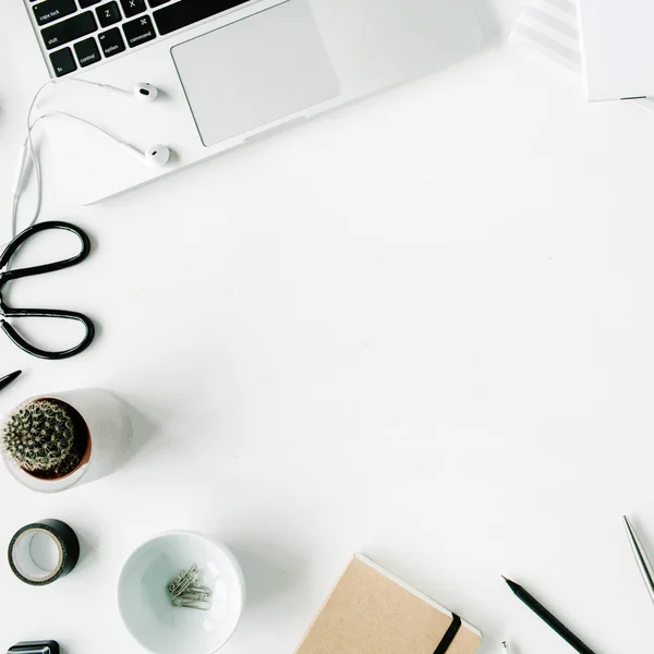 Espaço de trabalho com mesa branca laptopon — Fotografia de Stock