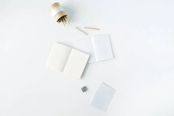 Cuaderno de bocetos en blanco limpio, lápices — Foto de Stock